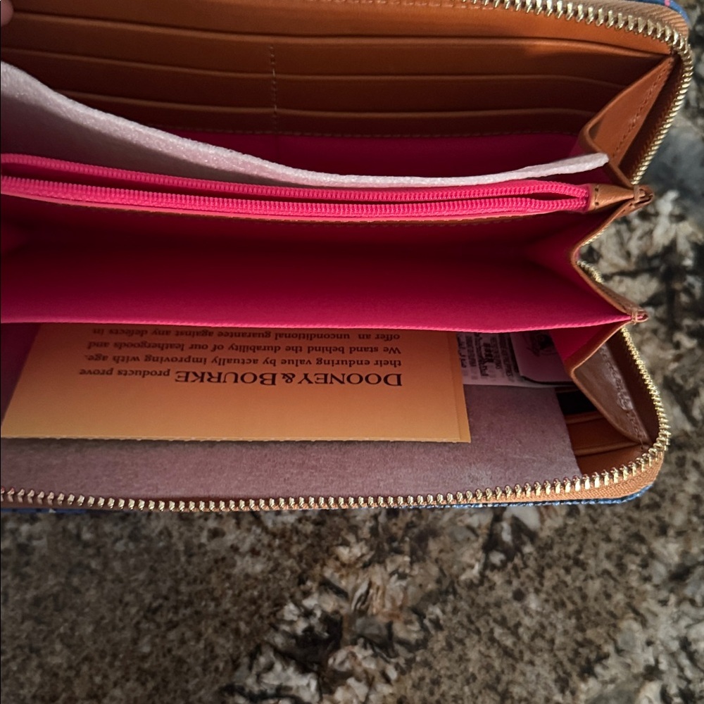 Dooney & Bourke Disney DVC Vacation Club Wristlet Wallet NWT! - Picture 5 of 7